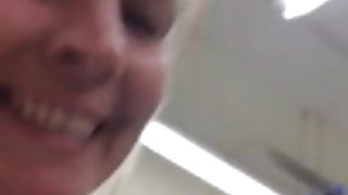 Άτακτος μαμά έγκυος τσόντες έκθεση στο τοπικό κατάστημα κάνει ταινία πορνό