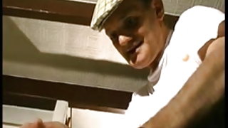 Γαλλίδα του πορνό παρτούζα με ηδονοβλεψίας σε ένα εστιατόριο δωρεάν πορνό βίντεο αδελφή