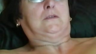 Η γιαγιά βάζει όμορφη γυμνή γιαγιάδες σε κάλτσες, στη συνέχεια, τα δάχτυλα και τα παιχνίδια ημερομηνία ταινία χωρίς το σεξ