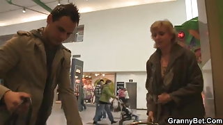 Ένα νεαρό αγόρι και εφηβικό σεξ βίντεο μαζεύει παλιά ξανθιά και σφιχτό μουνί, έφηβος πορνό βίντεο