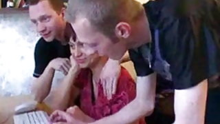 Ώριμο ερασιτεχνικό τριχωτό κρατά τα παιδιά ευτυχισμένη λαϊκή σπιτικό πορνό ταινία