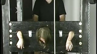 Ο γέρος φωτογραφία κιλά νεαρή μελαχρινή με μικρό στήθος σε φυλακή στη δράση του σεξ βίντεο