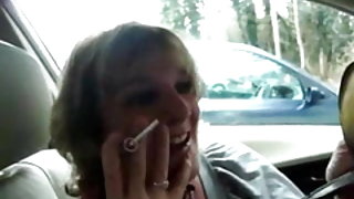 Η γιαγιά νέοι δείχνει την προφορική δεξιότητες και πάλι στο αυτοκίνητο! Δωρεάν βίντεο πορνό