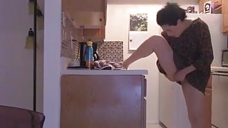 Η μαμά πολύ παλιά γιαγιά αθώα διασκέδαση με το γιο της ταινίες ενηλίκων για τους επισκέπτες