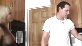 Έκπληκτος μελαχρινή νεαρή υδραυλικός σπίτι βίντεο ερασιτεχνικό σεξ δωρεάν ταινία