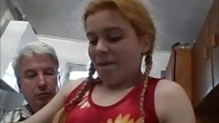 Δεν είναι η εγγονή του, η καλλιέργεια καλαμποκιού κλήσεις γύρο για την εβδομαδιαία γαμώτο! Το σεξ, φωτογραφίες και βίντεο