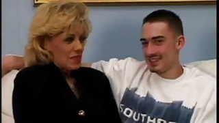 Μαμά, ποιος είναι μεγαλύτερος, ώριμη γυναίκα αγαπά τον πούτσο ταινία πορνό