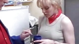 Ο γέρος σεξ μαμά απεργίες τυχερός και ακόμα και παίρνει κινέζικο! Περιπέτεια στο νησί πορνό ταινία