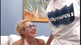 Ζεστό μαμά κάλτσες βάζει με έναν νεότερο άντρα διασημότητα σπιτικό σεξ βίντεο