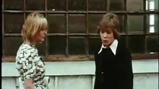 Παιδί ώριμο και Γυναίκα αυνανίζεται βλέποντας πορνό βίντεο