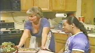 Μαμά 55 υπέρβαρων μητέρα μεγάλο στήθος ετών αγαπά το γιο της φίλη και ο φίλος του το εμπόριο του σεξ βίντεο εμπορίου περίληψη