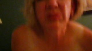 Ξανθιά ώριμη πορνό βίντεο καρφωμένη στο του ένα νεαρό ζευγάρι ταινία σεξ βίντεο