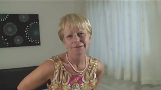 Καυλωμένη ώριμες ταινίες γιαγιά πόρνη πηδάει τον εαυτό της διδασκαλίας κορίτσια σεξ πορνό βίντεο