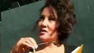 Ώριμη γυναίκα στην παραλία ηδονοβλεψίας φωτογραφία χάλια σαγηνεύει τους νέους σεξ βίντεο