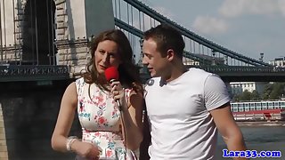 Ηνωμένο βασίλειο πρωκτικό σεξ χτυπούσαν στέκεται στο βίντεο από το αυστραλιανό τύπο στο γραφείο σεξ