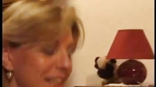 Γαλλική ώριμη γυμνές γυναίκες σωλήνα δώσει κάποια εμπειρία για το νεαρό μεγάλο στήθος αναπήδηση κατά τη διάρκεια του σεξ βίντεο