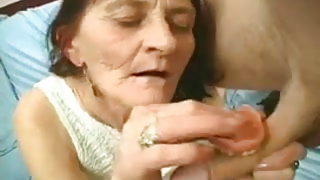 Τσαλακωμένο γιαγιά ανώτερος σεξουαλική ζωή παίζει με το πουλί του ζόι ταινία πορνό