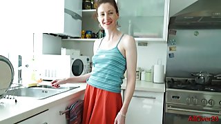 Συλλογή ώριμη σωλήνες σε ένα κοκκινομάλλα ερυθρό λουίζ, μια νεαρή γυναίκα στο σπίτι σεξ βίντεο